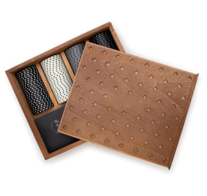 Juego <span class=keywords><strong>de</strong></span> Póker <span class=keywords><strong>de</strong></span> Lujo en Caja <span class=keywords><strong>de</strong></span> Madera Premium Incluye Naipes y 100 Fichas Personalizadas Debajo del Mazo - Product Image 1