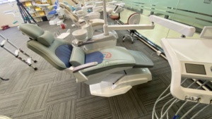 Harga kursi Unit gigi kompensasi mewah A2 desain baru 2024 dengan nampan dokter gigi baru dan lampu Sensor LED dengan dua bangku dokter gigi - Product Image 6