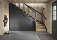 Armoire sous-escalier sur mesure avec tringle de suspension et étagères ouvertes – Solution de rangement moderne pour l'entrée de la maison