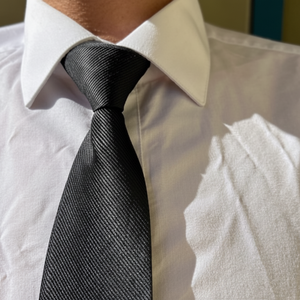 Accesorio de corbata negra con cremallera automática - Product Image 1