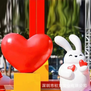 Escultura de Conejo con Corazón Rojo de Fibra de Vidrio para Decoración de Exteriores en Centros Comerciales, Plazas y Lugares Turísticos - Product Image 5