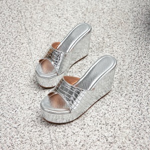 Nouvelles Sandales Compensées <span class=keywords><strong>Femme</strong></span> 2026 à Talon Incliné, Motif Croco Argenté, Idéales pour Soirées et Extérieur – Vente en Gros - Product Image 2