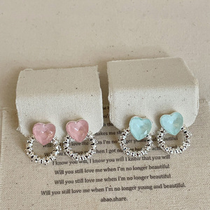 Boucles d'oreilles en cristal rose doux pour femmes avec un sens haut de gamme, luxe léger, tendance et toutes occasions - Product Image 3