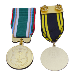 Médaille commémorative saoudienne en or 3D avec motif de palmier et d'épées croisées, illustrant les éléments culturels régionaux - Product Image 1