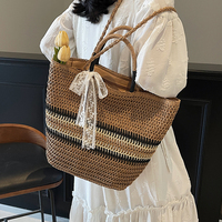 Nouveau Sac Fourre-tout d'Été 2026 Tendance, en Paille Tressée Unie avec Broderies et Chaînes, Grande Capacité, Sac de Plage Bohème pour Femme, Idéal Voyage