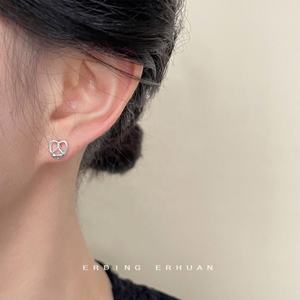 Boucles d'oreilles clous en cuivre plaqué or 14 carats avec design asymétrique AB, diamant tendance pour l'anniversaire des femmes - Product Image 3