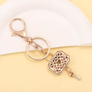 2025 nuevo diseño estilo coreano en forma de cerradura llavero en forma de corazón llavero de aceite de goteo con tachuelas de diamantes bolso de coche de mujer encanto - Product Image 5