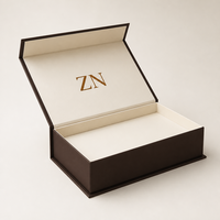 Boîte rigide magnétique de type livre en brun café mat avec logo en feuille d'or, doublure crème, toucher doux, emballage de coffret cadeau de café de qualité supérieure