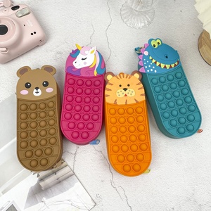 Étui à crayons en silicone imperméable avec motif de <span class=keywords><strong>dinosaure</strong></span> spatial, licorne, jouet sensoriel pour enfants, sac à crayons pour l'école - Product Image 4