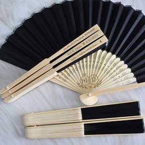 Abanicos Plegables de Madera Personalizados para Recuerdos de Boda, Nombres y Fechas Grabados, Pedidos Personalizados al por Mayor, Múltiples Colores - Product Image 1