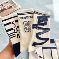 Chaussettes de sport décontractées à la mode Matériau en spandex avec logo personnalisé Corps inférieur jetable positionné pour une utilisation au printemps