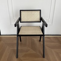 Chaise de salle à manger moderne en bois massif avec structure en bois d'hêtre et de caoutchouc, dossier et accoudoirs en rotin pour la maison, le bureau et l'hôtellerie