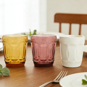 Bicchiere in vetro colorato goffrato di nuovo design 2026, all'ingrosso, stile vintage per casa e catering, classico retrò, per acqua - Product Image 1