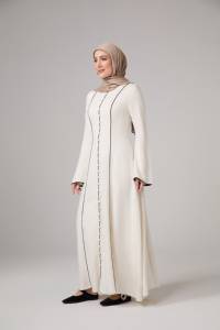 فستان تالية الأنيق للمناسبات النسائية المحتشمة بتصميم عصري وأزرار زينة ولوحة متباينة الألوان الطبيعية - Product Image 3