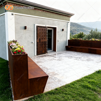 Banc-jardinière moderne, durable et confortable en acier Corten thermolaqué pour une utilisation extérieure toute saison dans les jardins, parcs et terrasses