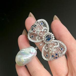 Broche en zirconium bleu incrusté de perles d'eau douce baroques, grande, irrégulière, lisse, en forme de nœud, fleur de poitrine, décorative avec motif numérique - Product Image 1