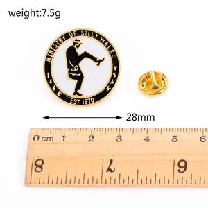 Nueva llegada alfileres de esmalte baratos personalizados películas de terror sombrero de dibujos animados broche <span class=keywords><strong>ropa</strong></span> alfileres de solapa a granel accesorio - Product Image 3