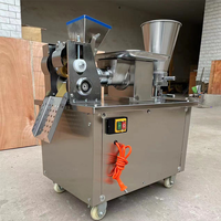 Machine automatique pour la fabrication de tourtes à la viande, de raviolis, de pelmeni, de pierogi, de gyozas, de boulettes, d'empanadas et de samosas