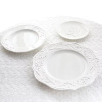Service de vaisselle en céramique avec motif de muguet en relief européen, assiettes blanches en relief faites à la main pour les événements de mariage