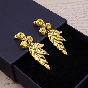 الأقراط سيدة كبار الشعور مع تصميم ورقة زهرة أسلوب مسمار المألوف - Product Image 2