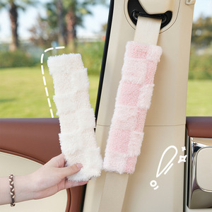 Protector de hombro para cinturón de seguridad de coche, funda suave y esponjosa para todas las estaciones, accesorio para cinturones de seguridad - Product Image 1