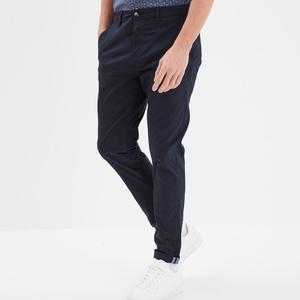 กางเกงชิโนทรงตรงเอวกลาง ด้านหน้าเรียบ ระบายอากาศได้ดี เป็นมิตรกับสิ่งแวดล้อม ตะเข็บมินิมอล เหมาะสำหรับลุคธุรกิจลำลอง ให้ลุคที่ดูเรียบหรู - Product Image 2