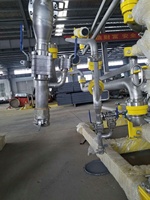 Système de chargement/déchargement liquide monté sur patins avec bras de chargement à commande par lots et escalier pliant pour l'essence