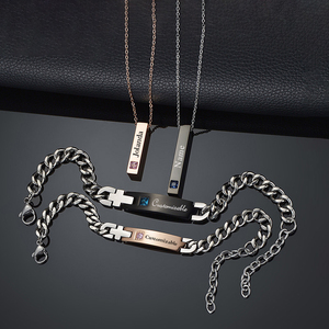 Bracelet élégant pour couples en acier titane avec pendentif cylindrique à quatre faces orné de diamants, gravure laser simple et lisse, tendance en acier inoxydable - Product Image 1