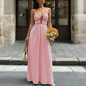 Robe longue maxi pour femme à rayures verticales, col halter, passepoil contrastant, décolleté en V profond, taille découpée, coupe évasée fluide, pour les vacances et la plage - Product Image 2
