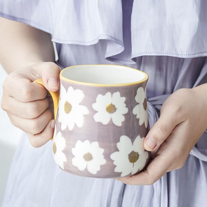 Mug en céramique de porcelaine de style nordique moderne, design floral, de haute qualité et à bon prix, pour boissons chaudes ou froides. - Product Image 4