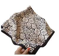 Elégant foulard carré de luxe en soie de mûrier noir blanc rose 100% imprimé personnalisé 70x70cm motif floral détaillé bordure raffinée