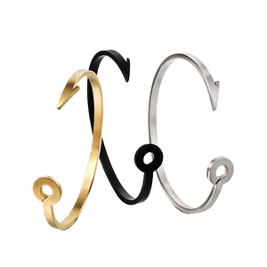 Brazalete Minimalista Craft Wolf para Hombre y Mujer, de Acero Inoxidable con Baño de Oro de 18K, Diseño de Ancla y Gancho de Pescar - Product Image 1