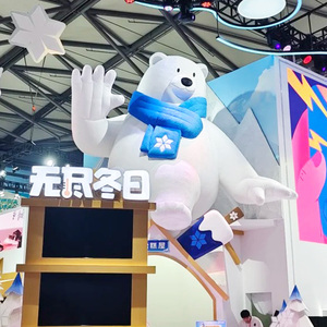 Maskot Tiup Beruang Merah Kartun Kustom yang Melambaikan Tangan dan Tersenyum dengan Syal Biru untuk Promosi Musiman Acara, Tahan Air dan Awet - Product Image 5