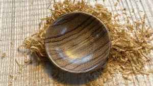 Bol en bois de qualité supérieure, décoratif, artisanal, naturel et durable, parfait pour servir des fruits, des collations et des salades - Product Image 2