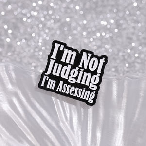 No estoy juzgando, estoy evaluando el Pin esmaltado, citas divertidas personalizadas, broche de Metal, insignia de solapa, joyería, regalo decorativo para amigos - Product Image 4