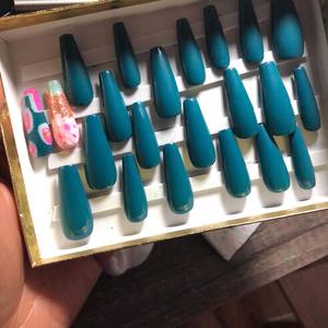 Set de Uñas Postizas Color Verde Otoño con Pegamento y Kit de Manicura - Product Image 1