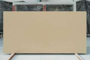 Quartz technique Tan aux tons beiges terreux chauds et finition contemporaine lisse - Product Image 3