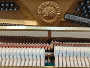 Piano Vertical Yamaha U1D de 88 Teclas, Color Blanco, Estilo Clásico, Teclas Contrapesadas, Tablero de Sonido de Madera Sólida, Montaje en Suelo, 418101 U1 - Product Image 5