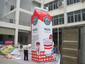 Carton de lait gonflable pour événements publicitaires en plein air - Product Image 2