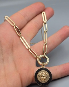 Collana con Ciondoli e Pendenti Personalizzati Ritratto di Medusa in Stile Greco Antico, Gioiello a Catena alla Moda in Acciaio Inossidabile Placcato Oro 18k - Product Image 4