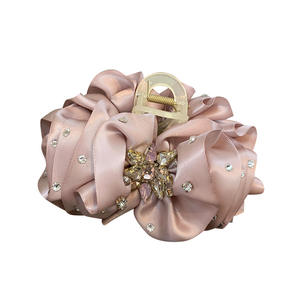 Satin de soie noire plissé <span class=keywords><strong>strass</strong></span> <span class=keywords><strong>pince</strong></span> à cheveux <span class=keywords><strong>chignon</strong></span> coiffure élégante et gracieuse <span class=keywords><strong>pince</strong></span> à queue de cheval basse pour les femmes - Product Image 6