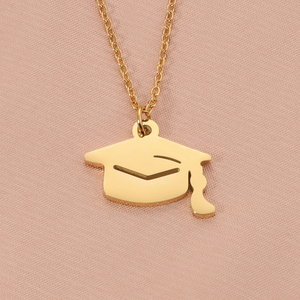Nouveau Collier Tendance en Acier Inoxydable Plaqué Or avec Pendentif Chapeau de Docteur, Idéal pour Cadeau d'Ami ou de Célébration de Diplôme - Product Image 2