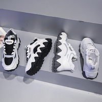 Nouvelles baskets compensées blanches pour femme 2026, avec empeigne en maille respirante, contraste blanc-gris, semelle antidérapante à crampons, chaussures décontractées d'automne