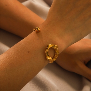 <span class=keywords><strong>Bracelet</strong></span> jonc ajustable en acier inoxydable plaqué or 18 carats, motif géométrique <span class=keywords><strong>volcan</strong></span> <span class=keywords><strong>de</strong></span> <span class=keywords><strong>lave</strong></span> irrégulier et creux, pour femme - Product Image 2