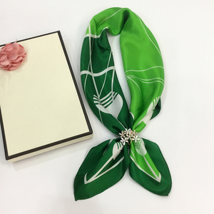 Sciarpa quadrata <span class=keywords><strong>verde</strong></span> di lusso Vintage primavera 2022 stampa striscia sciarpe in pura <span class=keywords><strong>seta</strong></span> personalizzate accessori donna sciarpa fantasia collo - Product Image 4