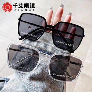 Gafas de Sol Qianai con Marco Cuadrado Grande, Protección UV400, Lentes de PC, Diseño Unisex con Letras en la Montura - Product Image 1