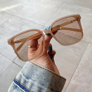 Gafas de sol Qianai para mujer, montura de PC, lentes con protección UV400, remaches de puntos, estilo cuadrado extragrande para conducir - Product Image 3
