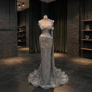 Robe de bal longue en satin à col montant et dentelle, coupe droite évasée, avec motif de sequins en cristal, fente latérale et style vintage pour soirée - Product Image 3