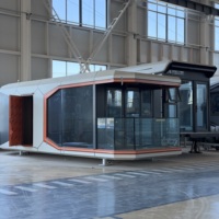 Maison capsule spatiale futuriste, pod modulaire moderne en forme de soucoupe volante, mini-maison intelligente préfabriquée, cabane extérieure pour le glamping et les centres de villégiature