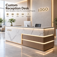 Comptoir de réception pour salon de beauté, design incurvé, bois et blanc, avec éclairage LED décoratif, logo personnalisé, taille sur mesure